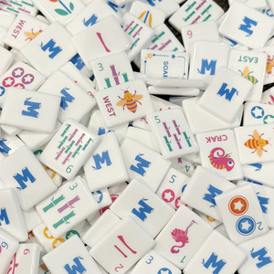 Ensemble de Mahjong miniature portable pour enfants et débutants, 160 tuiles de Mahjong miniatures en acrylique américaines avec sac et tapis - Product Image 1