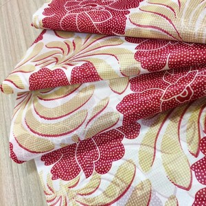 Tejido de punto rojo de 70g/m² sobre fondo de color crema. Ventas directas desde la fábrica principal. Transpirable - Product Image 1