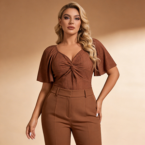 Blusa Personalizada con Ojales Marrones, Escote Profundo en V con Torcedura Frontal, Mangas Cortas con Volantes, Dobladillo Peplum, Top Moderno y Elegante para Mujer - Product Image 1