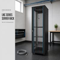 Armoire serveur IT sur pied de 600 ou 800 mm de large avec rails réglables de 600 à 1200 mm de profondeur et gestion des câbles