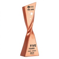 Nouveau Trophée torsadé en résine, style sportif, rouge et bleu, avec impression UV, boîte cadeau, durable, logo personnalisé, faible MOQ