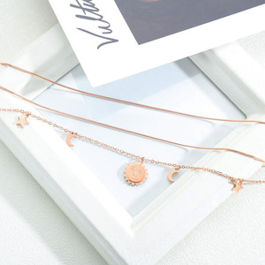 Collar en capas con diseño de sol, luna y estrella, de acero de titanio dorado rosa, cadena para clavícula para mujer, joyería de moda para uso diario - Product Image 3