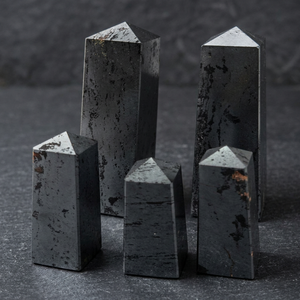 Obélisque en cristal d'hématite argentée naturelle polie, pointe de tour de haute qualité, pierre précieuse de guérison, baguette de cristal personnalisée, vente en gros - Product Image 3