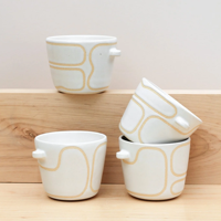 Mug à café en grès personnalisé, peint à la main, motif ondulé, effet moucheté, logo personnalisé, style abstrait rétro, en céramique.