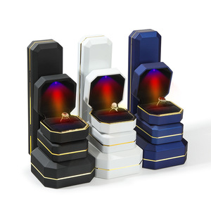 กล่องใส่เครื่องประดับ LED ทรงแปดเหลี่ยม พร้อมไฟ LED สีสันสดใส และไฟสปอตไลท์ บรรจุภัณฑ์เคลือบสีอบ - Product Image 5