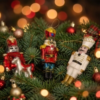 Ornamen Figurine Tentara Bentuk Merah Putih dengan Glitter Emas untuk Dekorasi Gantungan Pohon Natal