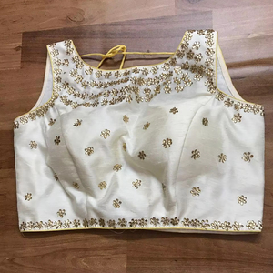 Blusa Corta Acolchada Glamour para Novias, Ideal para Bodas de Invierno y Fiestas, para Usar con Sarees - Product Image 1