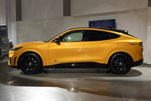 <span class=keywords><strong>Mustang</strong></span> Mach-<span class=keywords><strong>E</strong></span> GT Storm Edition SUV tout électrique avec hautes performances et technologies avancées - Product Image 4