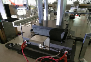 सीएच-100 पूर्ण स्वचालित नालीदार टेकअवे फूड ग्रेड क्राफ्ट पेपर फूड लंच बॉक्स बनाने की मशीन की कीमत - Product Image 3