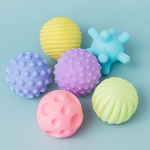 Juguete de Baño para Bebés, Pelota de Agarrar, Manhattan, de Goma Suave, para Masaje Táctil, Estimulación Sensorial - Product Image 2