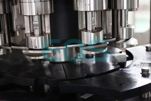 Machine de remplissage industrielle haute performance pour bouteilles de bière en verre, <span class=keywords><strong>double</strong></span> pré-évacuation, sous vide et contre-pression, automatique pour boissons - Product Image 3