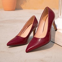 Nouveau style 2025 de talons aiguilles bordeaux à bout pointu, simples et élégants, pour une soirée tendance
