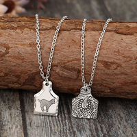 Collier ras du cou avec pendentif en pierre précieuse turquoise de 2 cm, style bijoux du Sud-Ouest, avec gravure d'animal de ferme, modèle 'Tiny Cow Ear Tag'