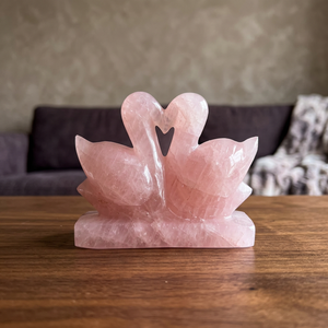 Figurine de canard mandarin en quartz rose naturel sculptée à la main - Décoration d'intérieur, cadeau de mariage avec avantages Feng Shui - Product Image 1