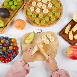 Ensemble de cuisine et de pâtisserie pour enfants avec ustensiles en silicone, couteau de sécurité pour enfants, rouleau à pâtisserie, planche à découper, tablier et panier de transport - Product Image 4