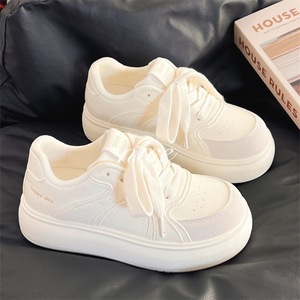 Zapatillas blancas de suela gruesa, ligeras, transpirables y versátiles de nuevo estilo para mujer. Calzado deportivo informal de suela blanda que aumenta la altura, color blanco - Product Image 1