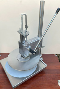 Equipo de prensado de bases de pizza de alta capacidad con operación manual por palanca para pizzerías, máquina comercial para prensar masa de pizza - Product Image 3