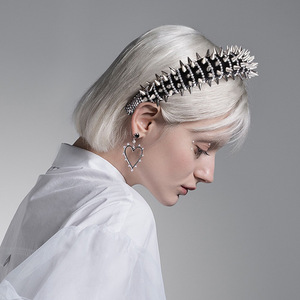 Diadema estilo punk Hua Liyu, blanca y dorada, de esponja gruesa con remaches y púas para mujer. - Product Image 2