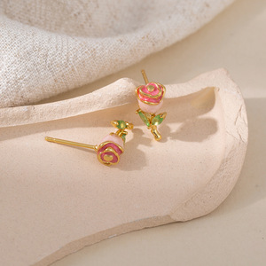 Boucles d'oreilles à clous en forme de rose, style vintage français, en alliage de zinc, design floral, délicates et élégantes pour femmes - Product Image 1