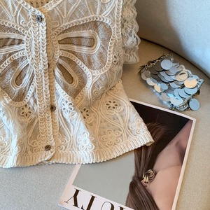 <span class=keywords><strong>Gilet</strong></span> Femme Tricoté Creux à Col en V avec Dentelle et Fleurs Crochétées, Nouvelle Collection Été 2026, Vente en Gros pour Boutiques - Product Image 4