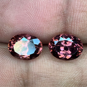 Paire de pierres précieuses en zircon rose naturel, taille brillant rond facetté, avec jeu de couleurs, pour la fabrication de bijoux, certifiées par une tierce partie - Product Image 1