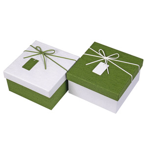 Caja de Regalo Cuadrada Minimalista Autoarmable de Cartón Ecológico con Cinta y Lazo, Hecha con Materiales Reciclados, para Regalos de Ropa - Product Image 4