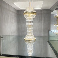 Lustre créatif à trois niveaux en cristal avec télécommande et bande LED pour escalier, hôtel et musée – Éclairage de luxe