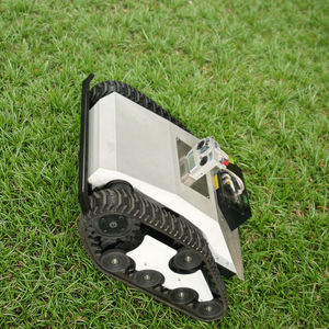 Les tondeuses à chenilles sont une nouveauté pour l'entretien des espaces verts des parcs urbains. Les tondeuses électriques intelligentes peuvent monter facilement les pentes. - Product Image 1