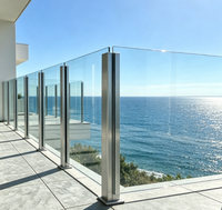 Poteau de protection carré professionnel en acier inoxydable avec base de fixation au sol pour applications sur balcon, escalier et terrasse
