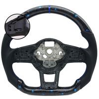 Volant VW Golf 7 GTI en carbone forgé avec paillettes bleues, bande centrale, cuir perforé, forme D, fond plat, surpiqûres sport, amélioration sportive
