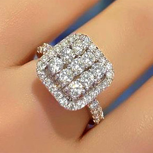 Anello con Zirconia Cubica Placcato in Rodio per Donne, Fascia Minimalista alla Moda con Stile Elegante - Product Image 2