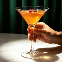 Verre à martini élégant personnalisé en cristal transparent sans plomb, à long pied, 140 ml, gobelet classique en forme de V pour bar, restaurant, hôtel, fête