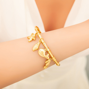 สร้อยข้อมือเสน่ห์ธีมมหาสมุทร ชุบทอง 18K ไทเทเนียมสตีล รูปปลาวาฬ ปลาดาว เปลือกหอย ของขวัญเครื่องประดับสำหรับทุกเพศ - Product Image 4