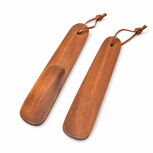 Cuchara para Zapatos de Madera de Nogal Macizo con Mango Largo y Acabado Color Nogal para un Uso Fácil y Cómodo - Product Image 1