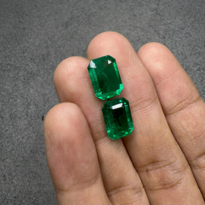 Paire assortie de pierres précieuses en émeraude naturelle de Zambie de 8,38 carats, forme octogonale, vert intense, pour boucles d'oreilles de luxe sur mesure - Product Image 1