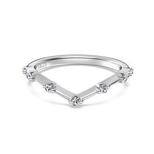 Bague élégante Dylam en argent S925 en forme de V, avec moissanite 0,14 ct D VVS1, alliance empilable en argent sterling 925 motif chevron - Product Image 1