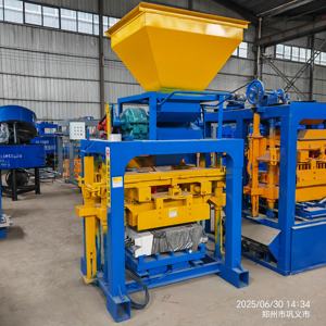 Machine à fabriquer des blocs <span class=keywords><strong>de</strong></span> béton solides en interlock du Pérou QT4-28 Machine à pavés en <span class=keywords><strong>ciment</strong></span> semi-automatique pour l'Inde le Sri Lanka - Product Image 2
