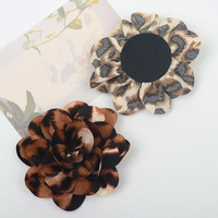 Broche fleurie plissée en satin de mousseline imprimé léopard vintage de 10 cm pour embellissement professionnel de chapeaux, manteaux et robes