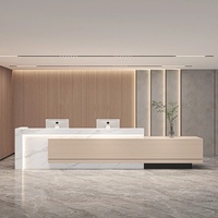 Bureau de réception moderne minimaliste en L, grand format, blanc, avec empiècements, pour hall d'entreprise, bureau commercial, ou hôpital