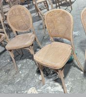 Chaise de salle de réception empilable en bois courbé avec dossier en rotin tressé à la main, élégante et ovale, pour hôtels et événements (vente en gros)