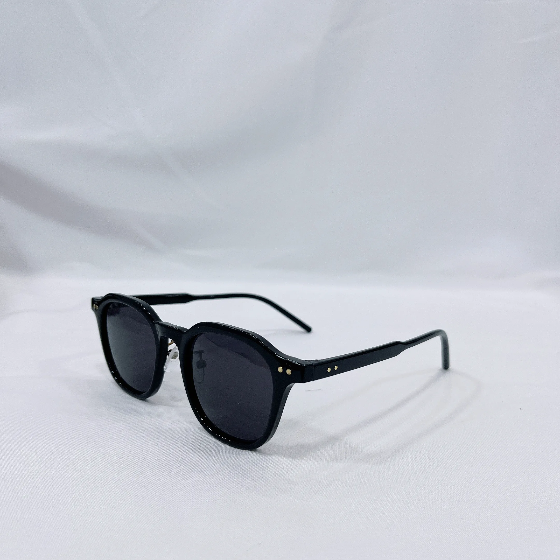 نظارات شمسية أوروبية وأمريكية طراز قديم تُصمم حسب الطلب للبيع بالجملة إصدار عام 2024 بإطار مستدير وباللون الأسود متوفرة باللون الأسود للنساء والرجال