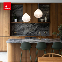 Armoire de cuisine Alland de style moderne du milieu du siècle, finition bois massif, panneau plat, avec îlot en marbre foncé en cascade
