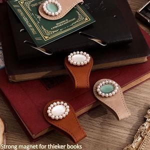 ที่คั่นหนังสือแม่เหล็กหนัง PU ลายลูกแพร์สไตล์บาโรก อุปกรณ์เสริมสำหรับหนังสือ - Product Image 4