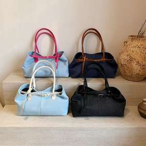 กระเป๋าสะพายไหล่ผ้ายีนส์พร้อมการตกแต่งหัวเข็มขัดหนังและการเย็บปะติดปะต่อกันแบบทูโทน - Product Image 1