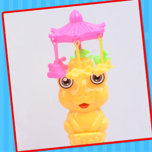Chenghai Jouet Ville En Plastique Pas Cher Éclairage Jouet Flash Grenouille Carrousel Bâton Jouet avec Bonbons Bonne Vente en Supermarché - Product Image 4