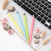 Stylo bille torsadé en métal fin multicolore, personnalisable avec logo gravé, idéal pour étudiants et publicité