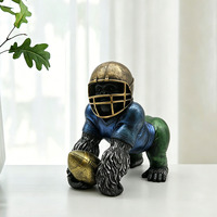Sculpture d'athlète King Kong peinte à la main, personnalisée et créative, en résine polymère, statue de gorille avec ballon de rugby pour la décoration de la maison ou du bureau