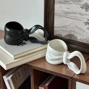 Vente en gros de tasses à café en céramique avec anse longue, design nœud - Product Image 3