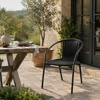 Chaise de salle à manger empilable en métal de style européen moderne pour l'extérieur, avec structure en acier thermolaqué, écologique et durable, idéale pour hôtels, patios et jardins.