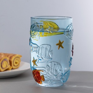 Verre à eau bleu clair peint à la main avec motif de poisson en relief, verres à boire colorés à motif monde sous-marin, tasses pour les barbecues d'été - Product Image 4